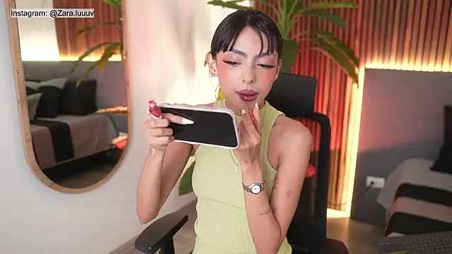 Snapshot of ZaraLuuv chatting on October 21, 2025, 4:39 pm ZaraLuuv online show from October 21, 2025, 4:39 pm