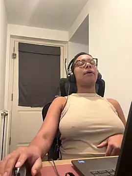 Snapshot of Melia_Rayne chatting on December 22, 2025, 11:21 am Melia Rayne online show from December 22, 2025, 11:21 am