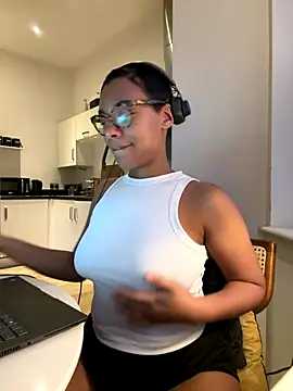 Snapshot of Melia_Rayne chatting on November 13, 2025, 4:00 pm Melia Rayne online show from November 13, 2025, 4:00 pm