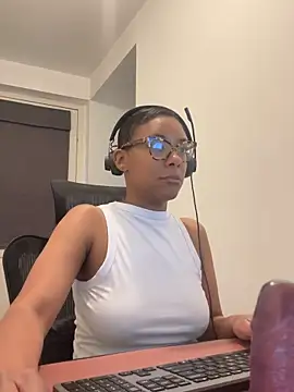 Melia Rayne online show from May 18, 2026, 9:36 am