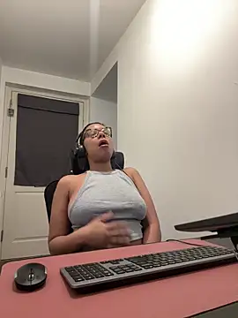 Snapshot of Melia_Rayne chatting on February 9, 2026, 12:14 pm Melia Rayne online show from February 9, 2026, 12:14 pm