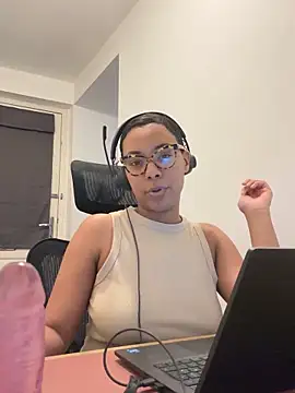 Snapshot of Melia_Rayne chatting on December 5, 2025, 11:20 am Melia Rayne online show from December 5, 2025, 11:20 am