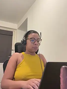 Snapshot of Melia_Rayne chatting on December 16, 2025, 10:52 am Melia Rayne online show from December 16, 2025, 10:52 am