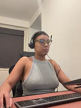 Snapshot of Melia_Rayne chatting on February 2, 2026, 12:15 pm Melia Rayne online show from February 2, 2026, 12:15 pm