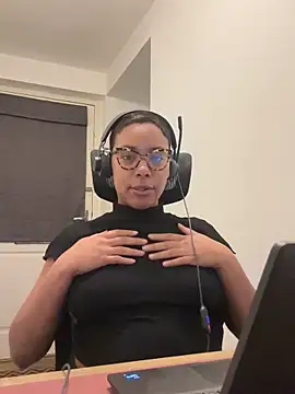 Snapshot of Melia_Rayne chatting on December 15, 2025, 11:49 am Melia Rayne online show from December 15, 2025, 11:49 am