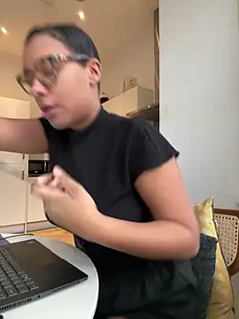 Snapshot of Melia_Rayne chatting on November 14, 2025, 10:52 am Melia Rayne online show from November 14, 2025, 10:52 am