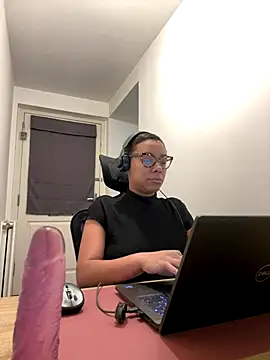 Snapshot of Melia_Rayne chatting on December 3, 2025, 10:47 am Melia Rayne online show from December 3, 2025, 10:47 am