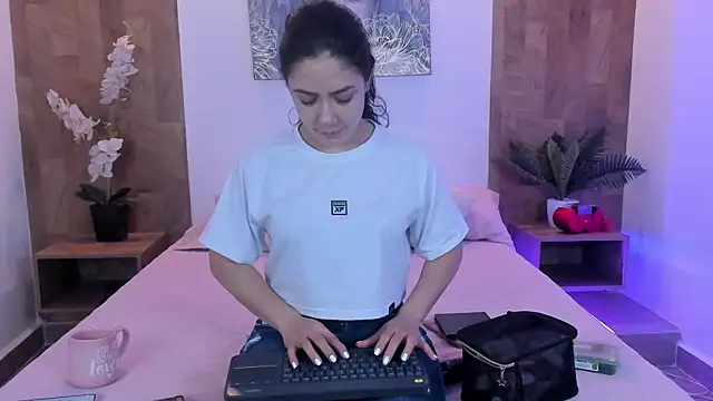 isabella winkler online show from July 29, 2026, 11:31 am