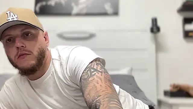 Snapshot of Thegreatwhitepipe chatting on November 15, 2025, 10:30 am Thegreatwhitepipe online show from November 15, 2025, 10:30 am