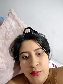 Snapshot of mialorents chatting on November 21, 2025, 5:01 pm mialorents online show from November 21, 2025, 5:01 pm