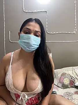 divya arora22 online show from September 25, 2025, 3:40 pm