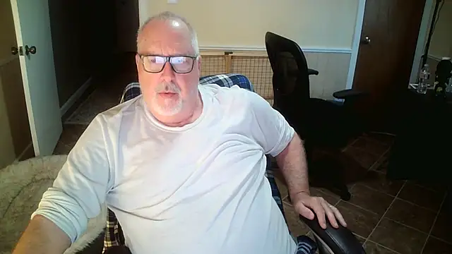 Snapshot of superbearboss chatting on October 28, 2025, 2:16 pm superbearboss online show from October 28, 2025, 2:16 pm