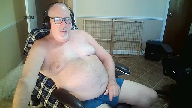 Snapshot of superbearboss chatting on October 19, 2025, 10:12 pm superbearboss online show from October 19, 2025, 10:12 pm