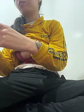 saraaxx1 online show from February 14, 2026, 10:10 pm