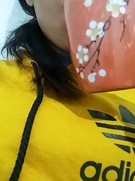 Snapshot of saraaxx1 chatting on November 18, 2025, 9:23 am saraaxx1 online show from November 18, 2025, 9:23 am