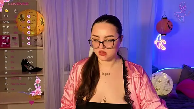 Snapshot of MiraLuccian chatting on October 19, 2025, 6:43 pm MiraLuccian online show from October 19, 2025, 6:43 pm