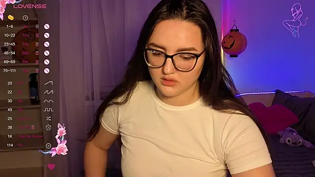 Snapshot of MiraLuccian chatting on October 30, 2025, 7:22 pm MiraLuccian online show from October 30, 2025, 7:22 pm