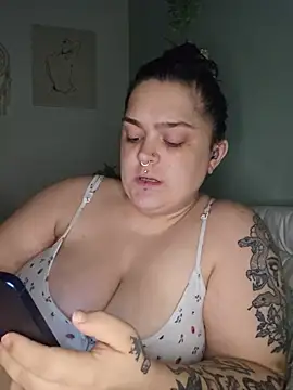 Snapshot of Saucy-Serenity chatting on June 22, 2026, 9:01 pm Saucy-Serenity online show from June 22, 2026, 9:01 pm