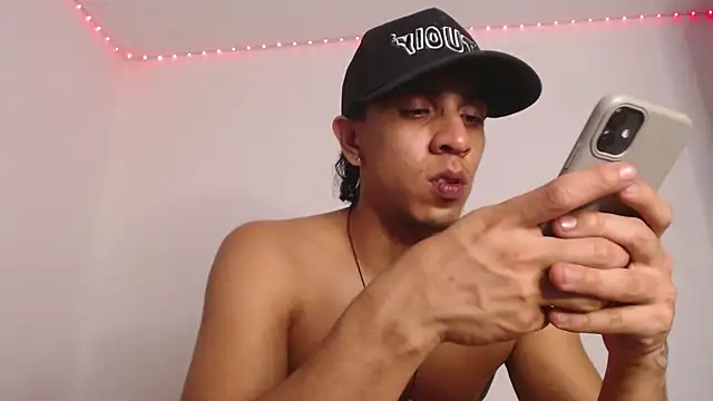 Monkey uchiha777 online show from February 6, 2026, 2:40 am