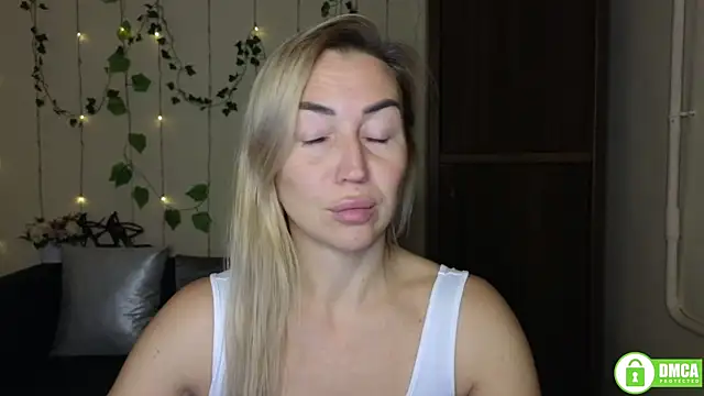 Snapshot of Kiss_julli88I chatting on November 12, 2025, 6:23 pm Kiss julli88I online show from November 12, 2025, 6:23 pm