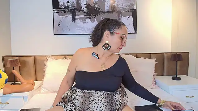Snapshot of AlessandraLeroy chatting on June 13, 2026, 12:03 pm AlessandraLeroy online show from June 13, 2026, 12:03 pm