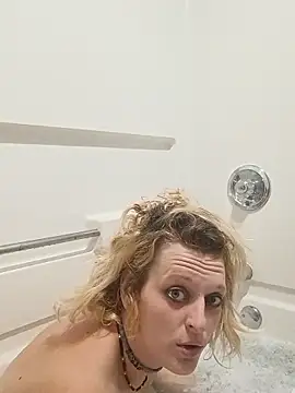 Snapshot of KITTYBOOBOOFUXX chatting on October 28, 2025, 2:01 am KITTYBOOBOOFUXX online show from October 28, 2025, 2:01 am