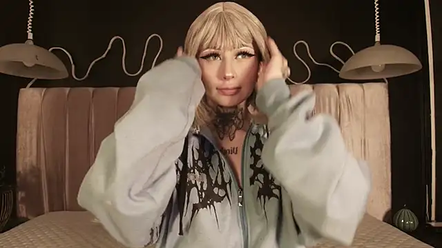 Snapshot of Zhally_Dee chatting on January 14, 2026, 8:01 pm Zhally Dee online show from January 14, 2026, 8:01 pm