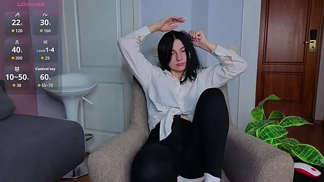 Charlotte Woods online show from November 11, 2025, 4:18 am