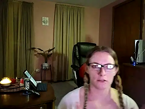 Snapshot of AlicePayne chatting on March 10, 2025, 5:11 am AlicePayne online show from March 10, 2025, 5:11 am