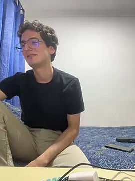 Snapshot of Thiagobb7 chatting on January 7, 2026, 3:44 am Thiagobb7 online show from January 7, 2026, 3:44 am