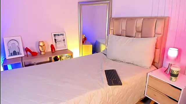 Snapshot of naia_xo chatting on November 6, 2025, 8:57 pm naia xo online show from November 6, 2025, 8:57 pm