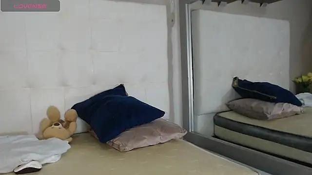 willow smitt online show from December 5, 2025, 12:59 pm