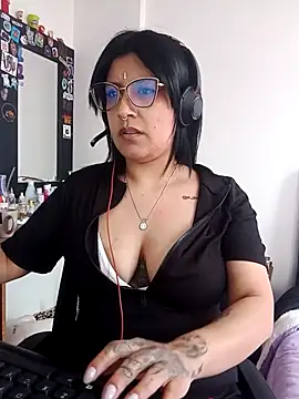 Snapshot of DaniPoison chatting on November 5, 2025, 5:49 pm DaniPoison online show from November 5, 2025, 5:49 pm