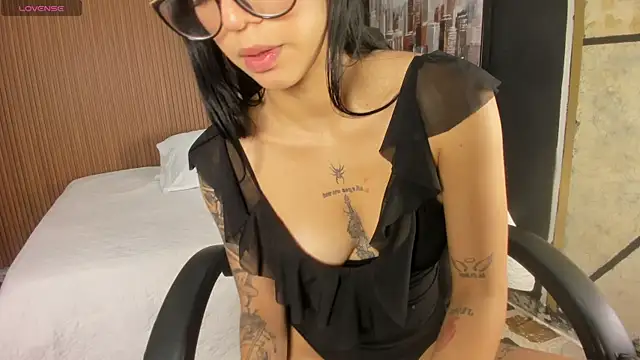 NaomiFrost online show from April 28, 2026, 1:04 pm