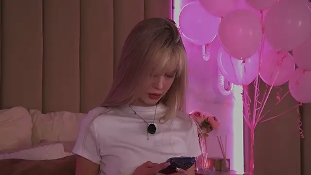 Snapshot of BellaSecrett chatting on September 28, 2025, 2:24 pm BellaSecrett online show from September 28, 2025, 2:24 pm