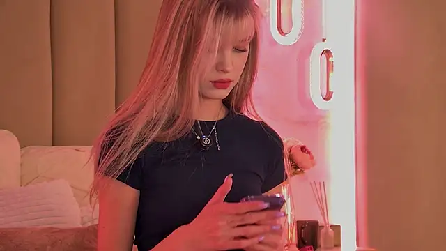Snapshot of BellaSecrett chatting on September 16, 2025, 2:40 pm BellaSecrett online show from September 16, 2025, 2:40 pm