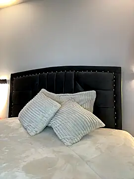 Lilith Thompson online show from October 21, 2025, 2:33 am