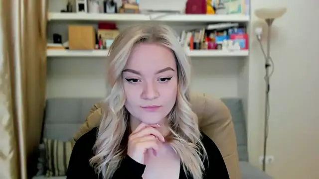 Kara Smith  online show from October 18, 2025, 10:12 pm