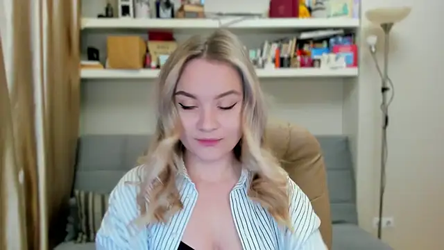 Kara Smith  online show from October 26, 2025, 10:32 pm