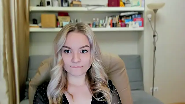 Kara Smith  online show from October 25, 2025, 12:10 am