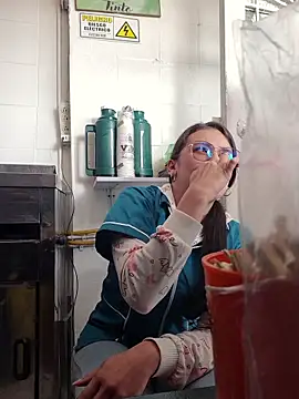 Snapshot of HOLY_DOLL chatting on October 24, 2025, 7:13 pm HOLY DOLL online show from October 24, 2025, 7:13 pm