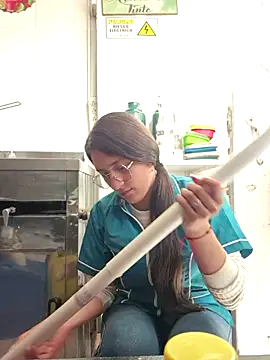 Snapshot of HOLY_DOLL chatting on October 29, 2025, 9:36 pm HOLY DOLL online show from October 29, 2025, 9:36 pm