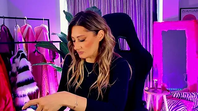Snapshot of SarahAlluring chatting on April 29, 2026, 1:04 pm SarahAlluring online show from April 29, 2026, 1:04 pm