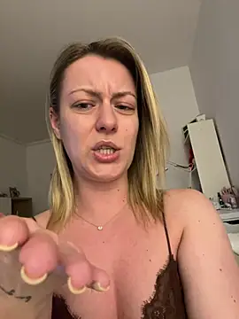 AnnastasiaMills online show from April 19, 2026, 8:44 pm