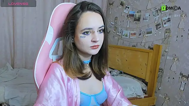 Elaine Hard online show from November 18, 2025, 7:17 pm