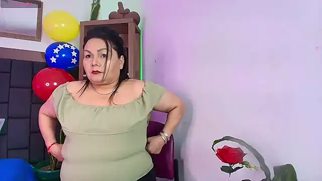 Snapshot of EllenaBoobs_ chatting on July 9, 2026, 4:02 am EllenaBoobs online show from July 9, 2026, 4:02 am