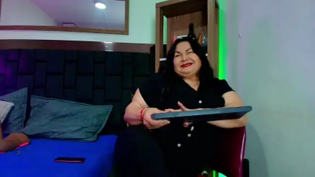 Snapshot of EllenaBoobs_ chatting on May 13, 2026, 4:08 am EllenaBoobs online show from May 13, 2026, 4:08 am