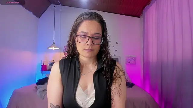 Rose Thompson1 online show from May 3, 2026, 1:36 pm