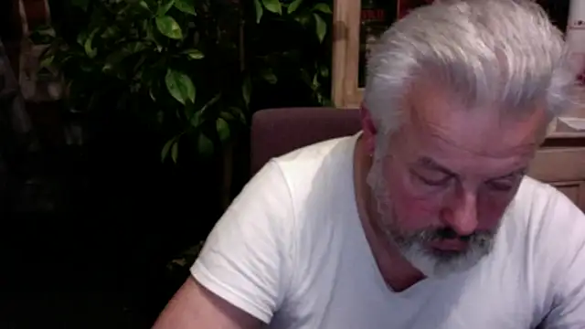 Snapshot of Berg_Boy chatting on November 21, 2025, 1:04 am Berg Boy online show from November 21, 2025, 1:04 am