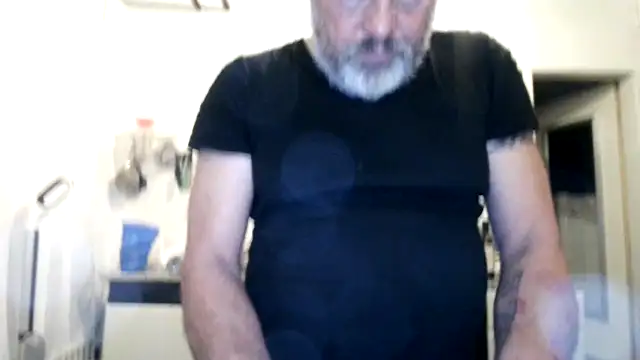 Snapshot of Berg_Boy chatting on December 2, 2025, 10:22 pm Berg Boy online show from December 2, 2025, 10:22 pm